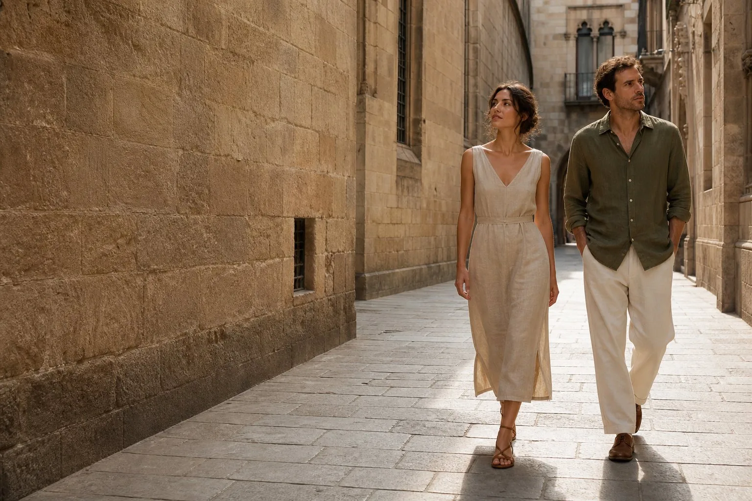 Pareja con ropa de lino paseando por el barrio Gótico de Barcelona
