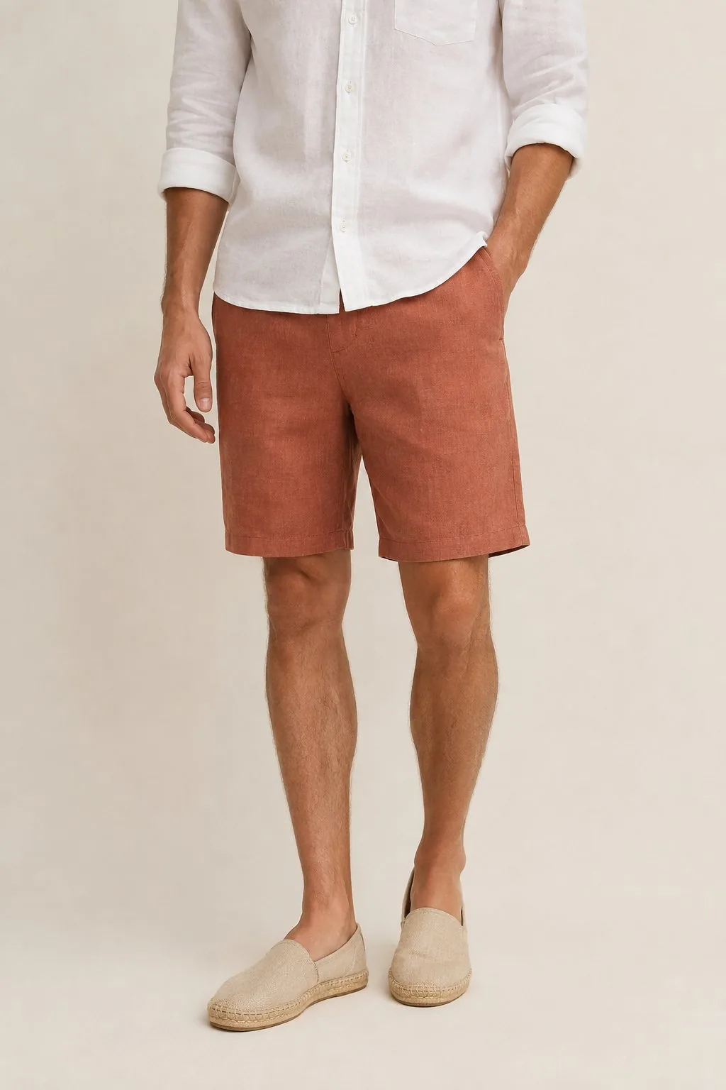 Bermuda de lino terracota con camisa blanca y alpargatas