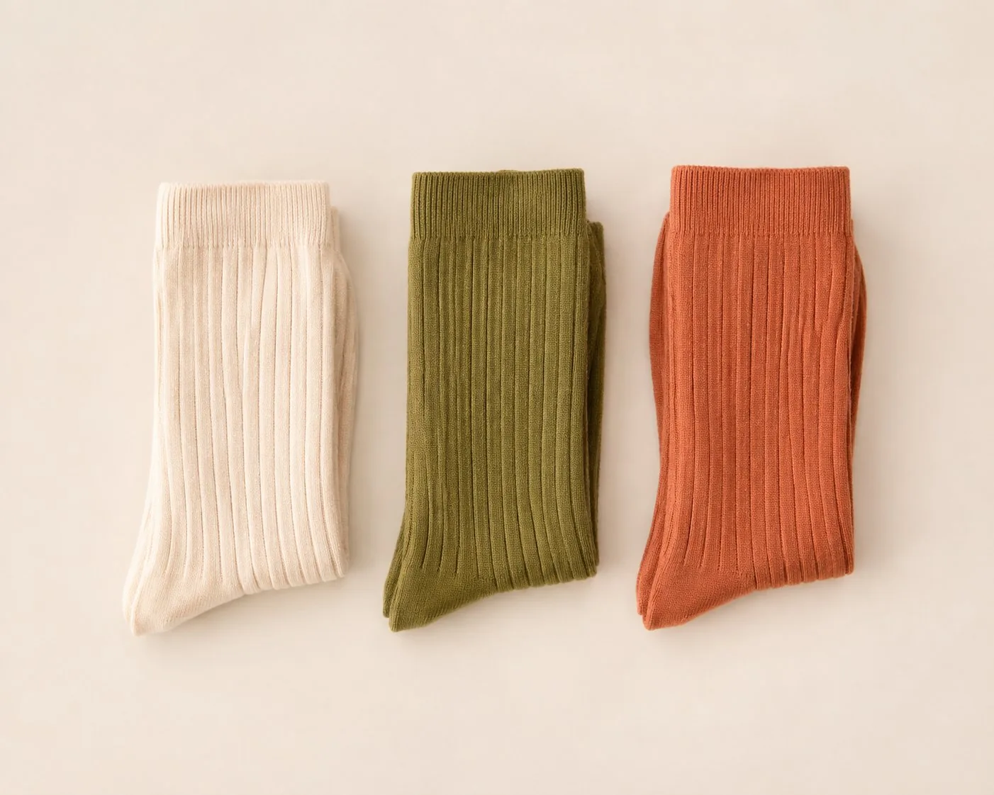 Tres pares de calcetines de canalé en crudo, oliva y terracota