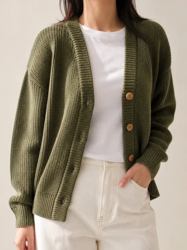 Cárdigan de punto grueso verde oliva con botones de madera