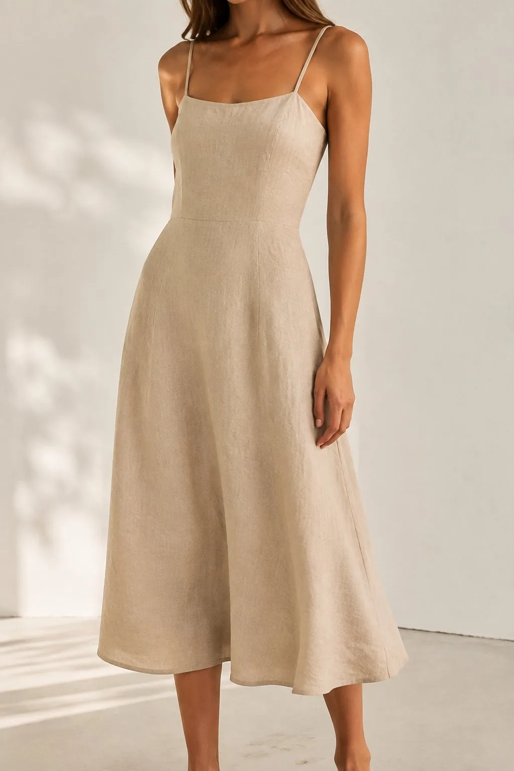 Vestido midi de lino color arena con tirantes finos